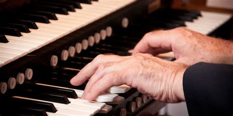 Braves Organist Plays Beat It For Reese McGuires。